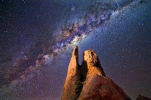 Vintergatans kärna fotograferad ovanför en stenformation .